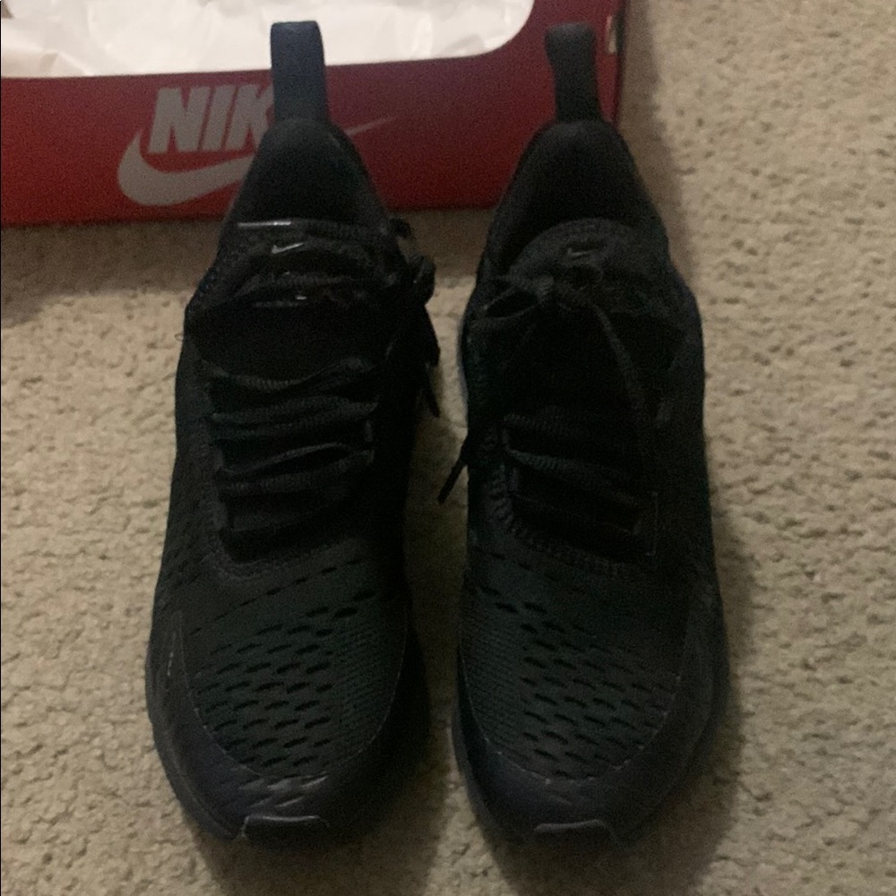 Nike Black Athletic Sneakers Sleek Design